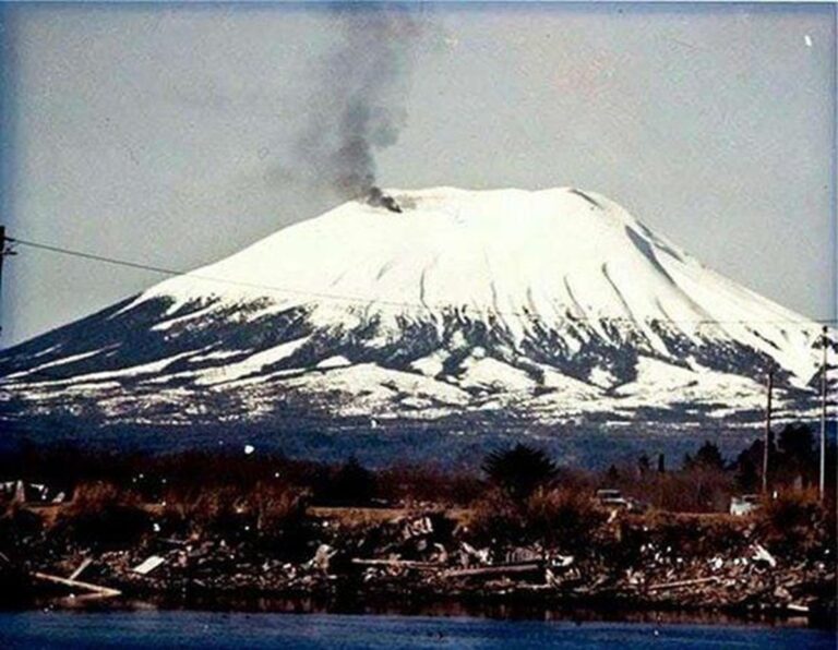 En la foto, la fumarola en la cima del volcán
