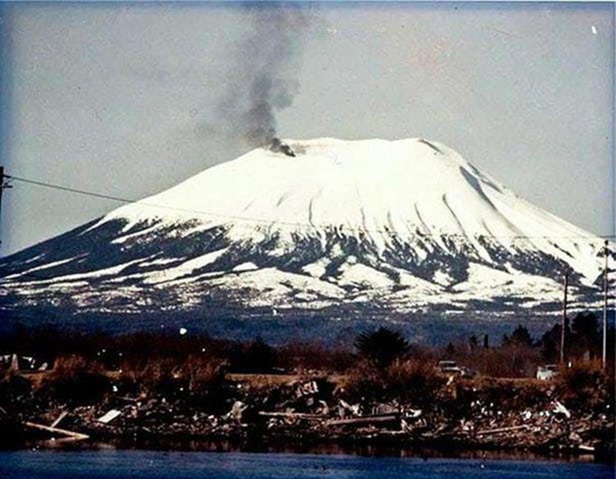 En la foto, la fumarola en la cima del volcán