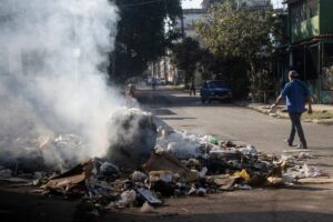 En la foto, quema de basura en las calles de La Habana