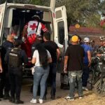 En la foto, paramédicos trabajan en la escuela de Tumbler Ridge tras el tiroteo