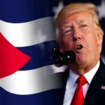 En la foto, Trump ante una bandera cubana