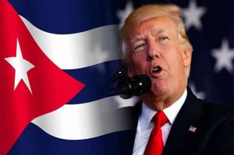 En la foto, Trump ante una bandera cubana