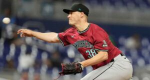 En la foto, el pitcher derecho Paul Sewald