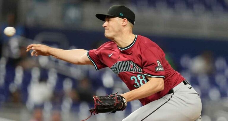 En la foto, el pitcher derecho Paul Sewald