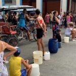 En la foto, mujeres bloquean calles en La Habana por falta de agua
