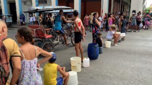 En la foto, mujeres bloquean calles en La Habana por falta de agua