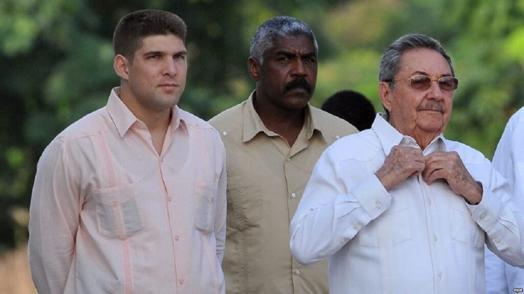 En la foto, el nieto de Eaúl, Castro, el propio general y un escolta