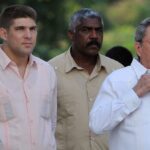 En la foto, el nieto de Eaúl, Castro, el propio general y un escolta