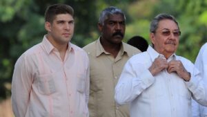 En la foto, el nieto de Eaúl, Castro, el propio general y un escolta