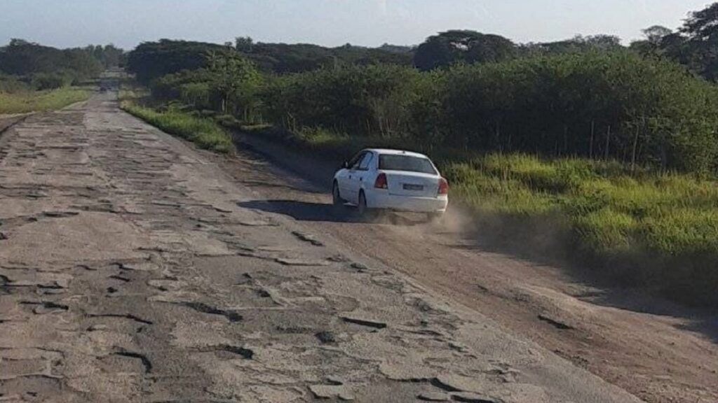 Devastación total: Cuba, peor que si hubiera pasado una guerra 4 En la foto, las carreteras destruidas de Cuba