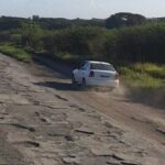 En la foto, las carreteras destruidas de Cuba