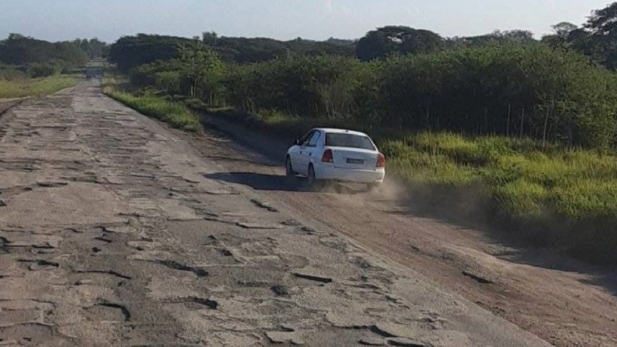 En la foto, las carreteras destruidas de Cuba