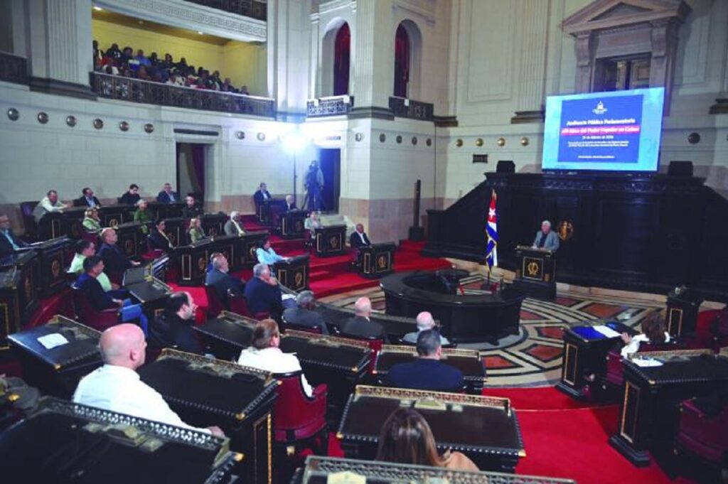 En la foto, Díaz-Canel habla a representantes de la Asamblea