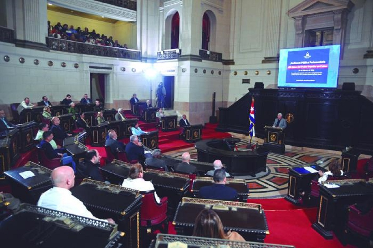 En la foto, Díaz-Canel habla a representantes de la Asamblea