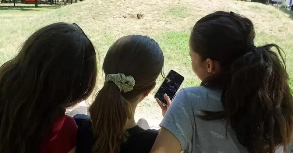 Tres hermanas se suicidan en la India porque los padres les prohibieron el cell 5 En la foto, jóvenes con un celular