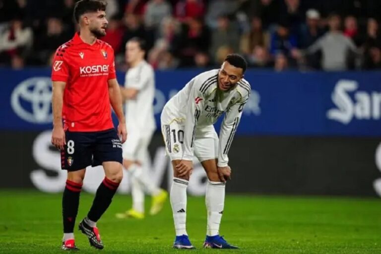 En la foto, Mbappé sigue con problemas en la rodilla