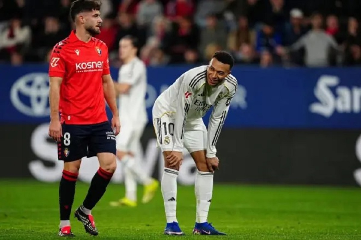 En la foto, Mbappé sigue con problemas en la rodilla