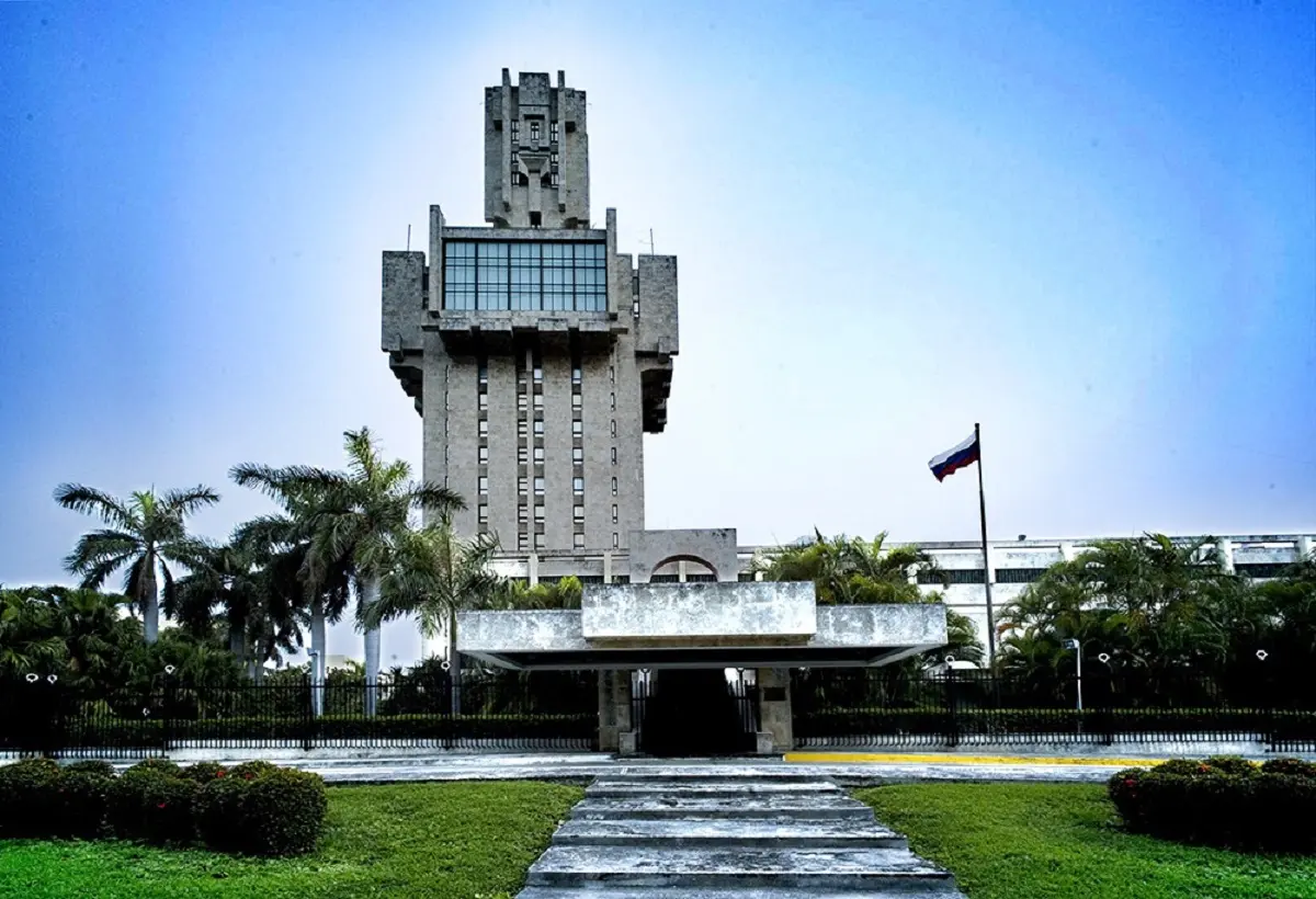Rusia estudia la posibilidad de suministrar combustible a Cuba 1 En la foto, la embajada de Rusia en La Habana