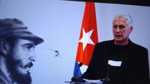 En la foto, el dizque mandatario cubano