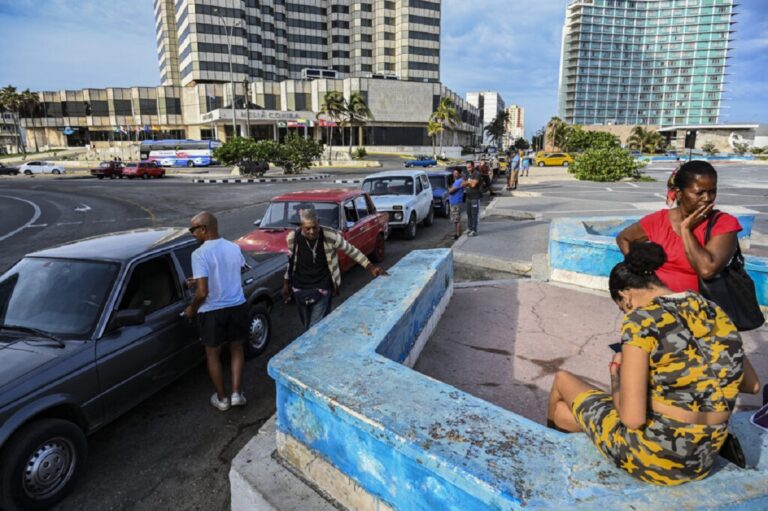 En la foto, colas en La Habana para comprar combustible