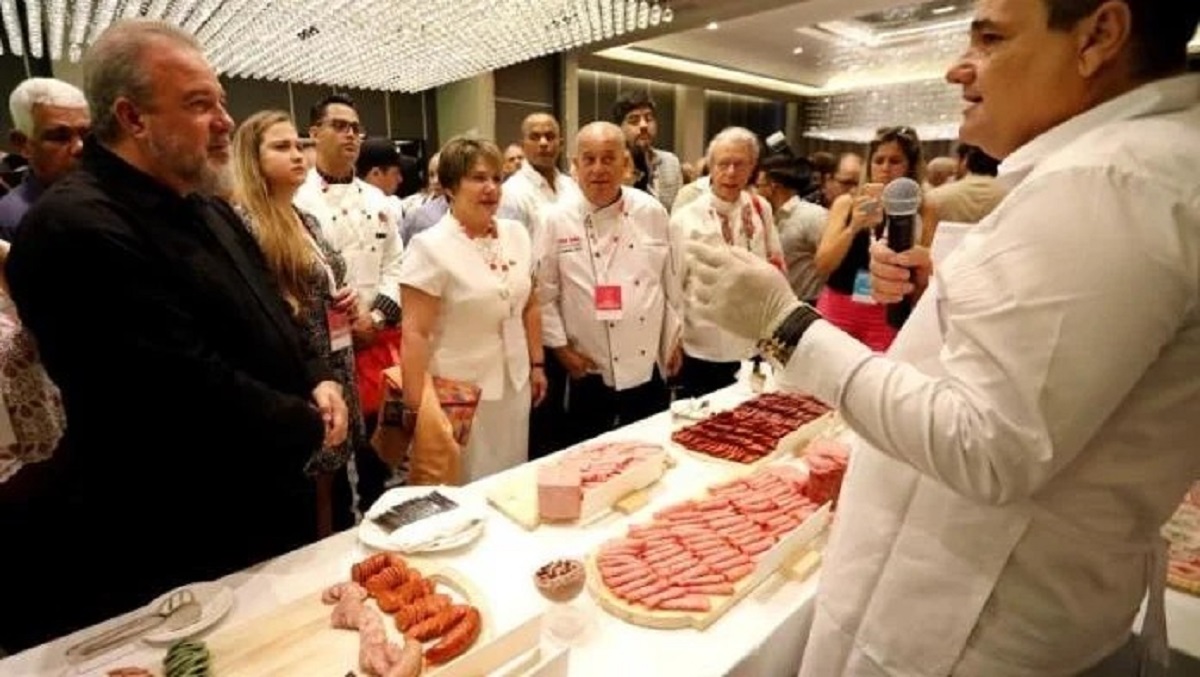 En la foto, primer ministro y primera dama, entre los que comen bien en Cuba