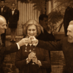 Fotografía en tono sepia del rey Juan Carlos I, la reina Sofía y Fidel Castro durante un brindis oficial. Juan Carlos, a la izquierda, y Fidel Castro, a la derecha, chocan copas de champán mientras la reina Sofía sonríe al centro sosteniendo su copa con ambas manos. La escena ocurre en un salón elegante con plantas y personal uniformado al fondo, y el efecto sepia aporta una estética clásica y nostálgica.