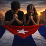 Joven pareja cubana orando con las manos unidas sobre la bandera de Cuba, frente a una iglesia al atardecer, como símbolo de fe, esperanza y conciencia cristiana en medio de la crisis.