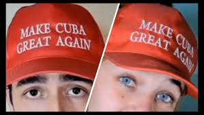 jóvenes Cubanos usando la gorra con un cartel make Cuba great again