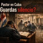Pastor sentado en un púlpito dentro de una iglesia en Cuba, con la cabeza inclinada y la Biblia abierta frente a él, mientras observa por una ventana a policías deteniendo a un civil en una calle deteriorada; imagen simboliza el silencio pastoral ante la crisis social.