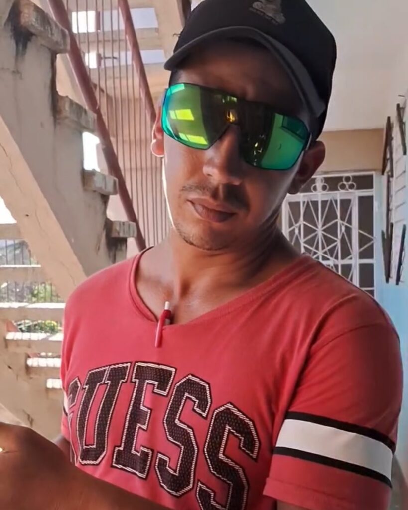 El que no la debe, no la teme 4 Agente de la policía cubana filmado por la madre de una joven