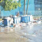 En la foto, basura en las calles de Cuba, cerca de instalaciones deportivas