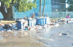 En la foto, basura en las calles de Cuba, cerca de instalaciones deportivas