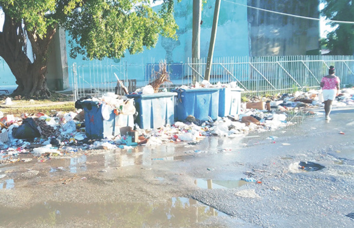 En la foto, basura en las calles de Cuba, cerca de instalaciones deportivas