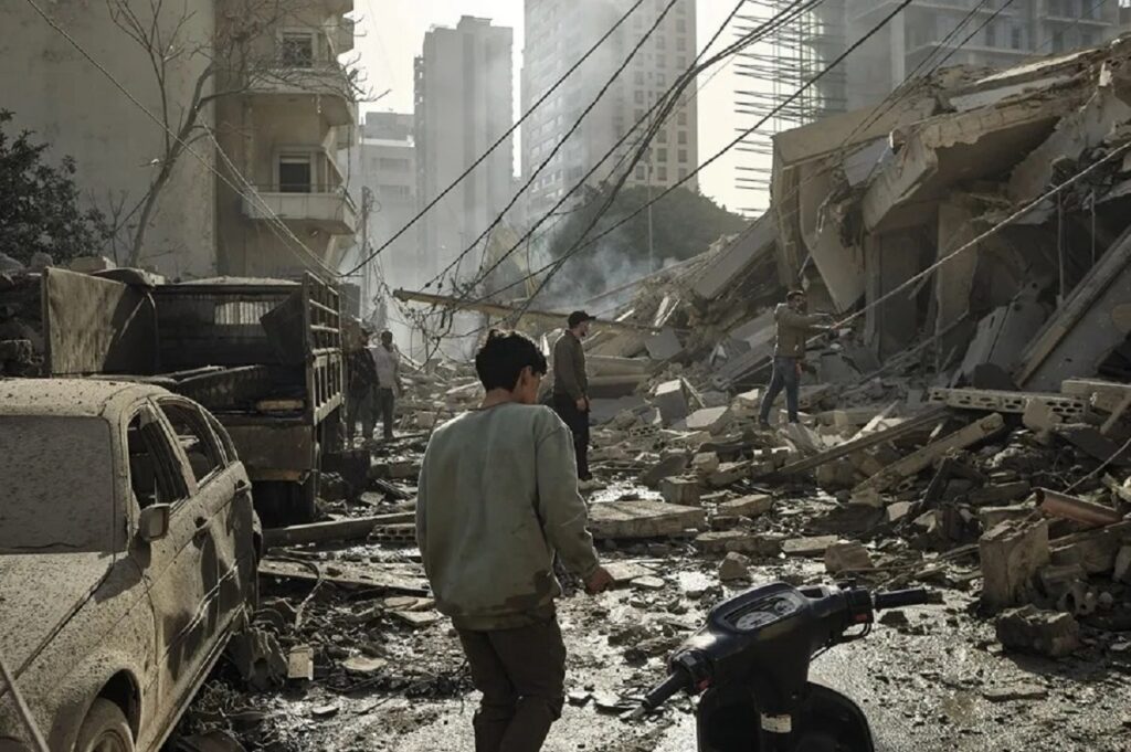 En la foto, destrozos causados en el centro de Beirut tras un bombardeo israelí este miércoles