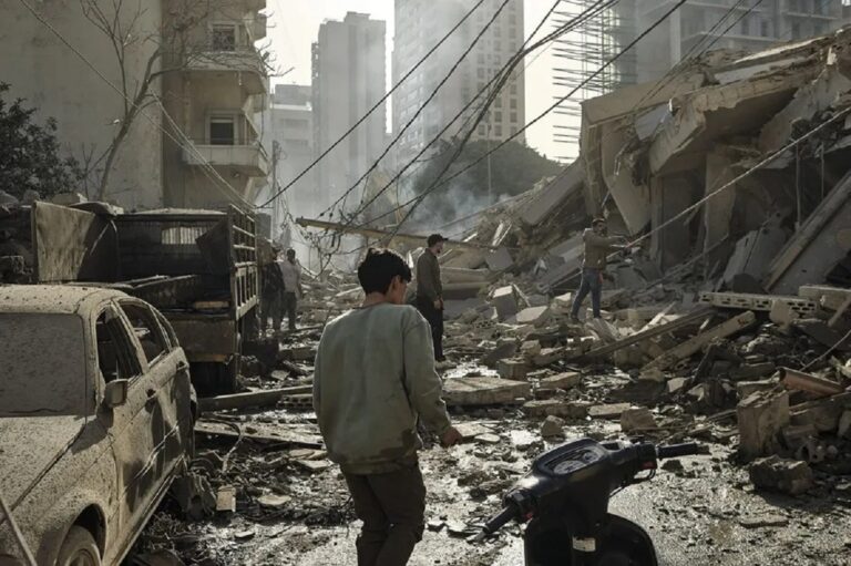 En la foto, destrozos causados en el centro de Beirut tras un bombardeo israelí este miércoles