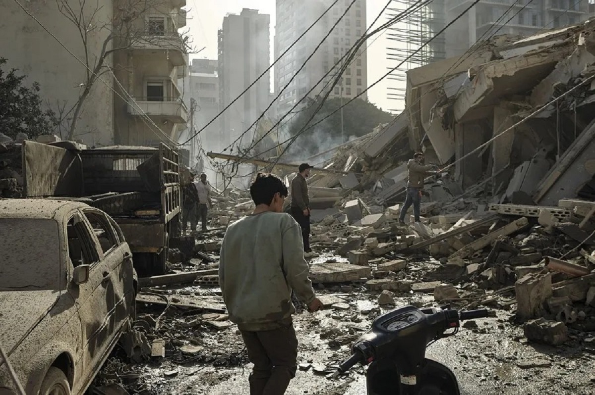 En la foto, destrozos causados en el centro de Beirut tras un bombardeo israelí este miércoles