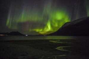 En la foto, Una aurora boreal es fotografiada en la localidad de Tromso al norte de Noruega.