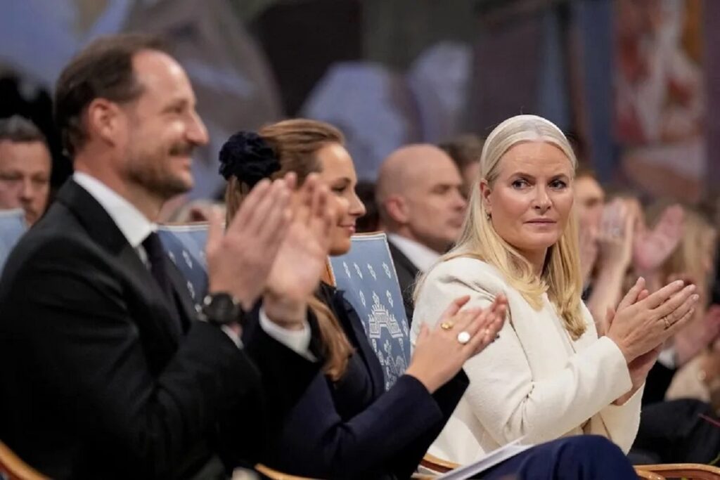 La princesa Mette-Marit de Noruega dice que fue engañada y manipulada por Epstein 7 En la foto, El príncipe heredero Haakon, la princesa heredera Mette-Marit y la princesa Ingrid Alexandra de Noruega