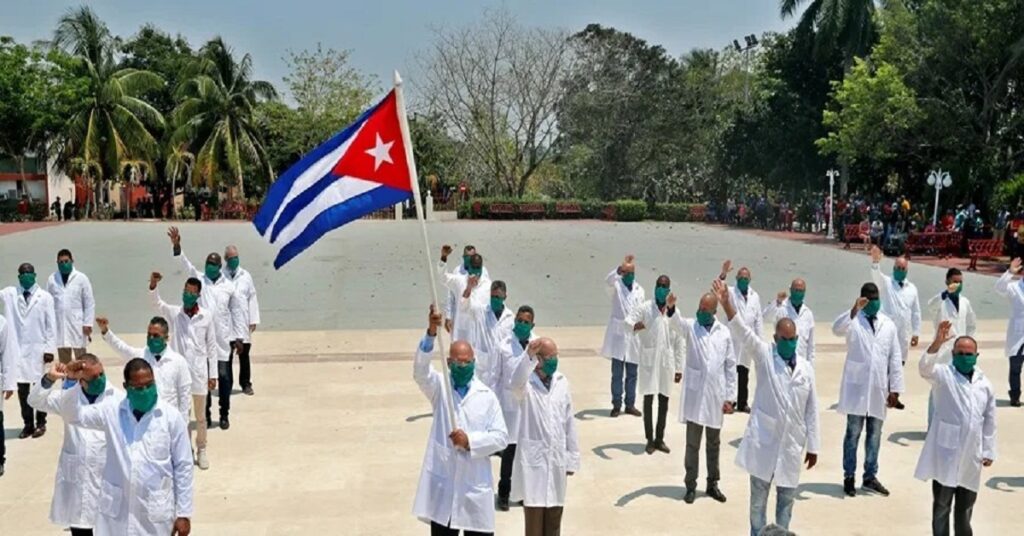 México mantendrá acuerdo con médicos cubanos pese a presión de EEUU, afirma Sheinbaum 3 En la foto, médicos cubanos para México