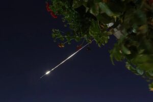 En la foto, misiles en la noche de Irán