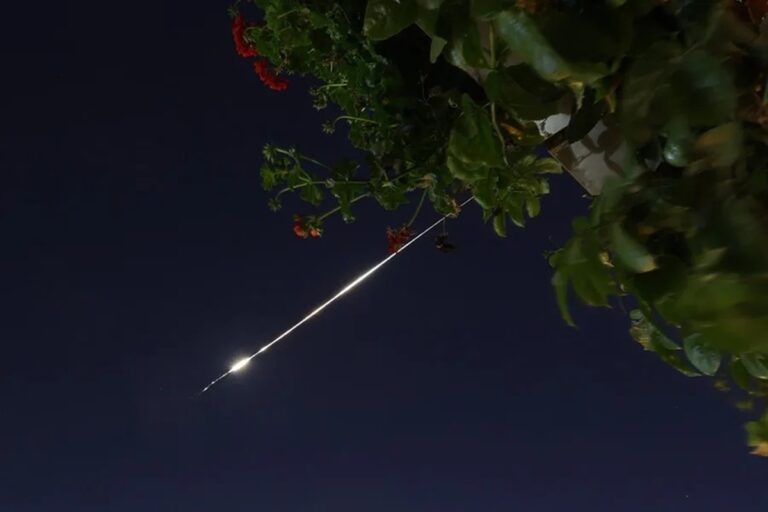 En la foto, misiles en la noche de Irán