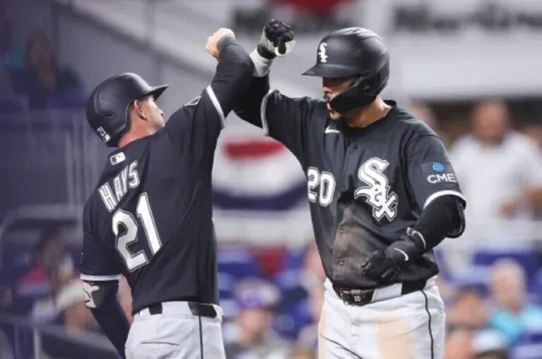 En la foto, Miguel Vargas llega a home tras pegar Grand Slam