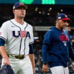 En la foto, Tarik Skubal y el entrenador de pitcheo de EEUU