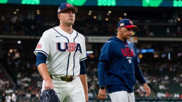 En la foto, Tarik Skubal y el entrenador de pitcheo de EEUU