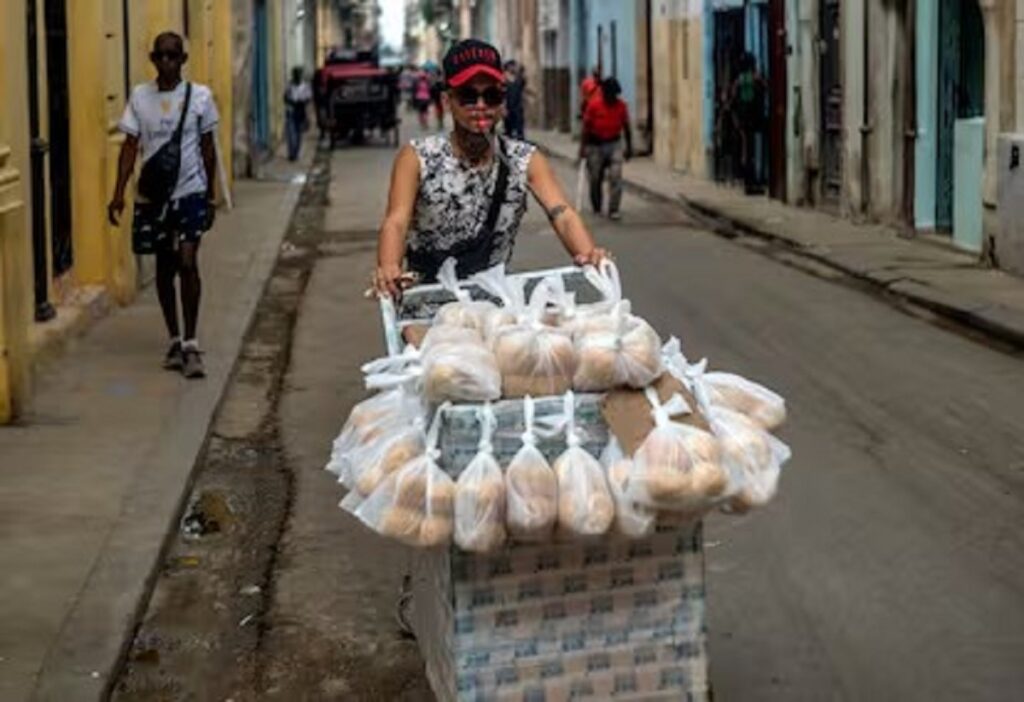 En la foto, un hombre vende pan en la calle
