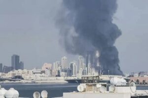 En la foto, Vista de una columna de humo en Baréin