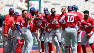 Cuba festeja el jonrón de Yoan Moncada