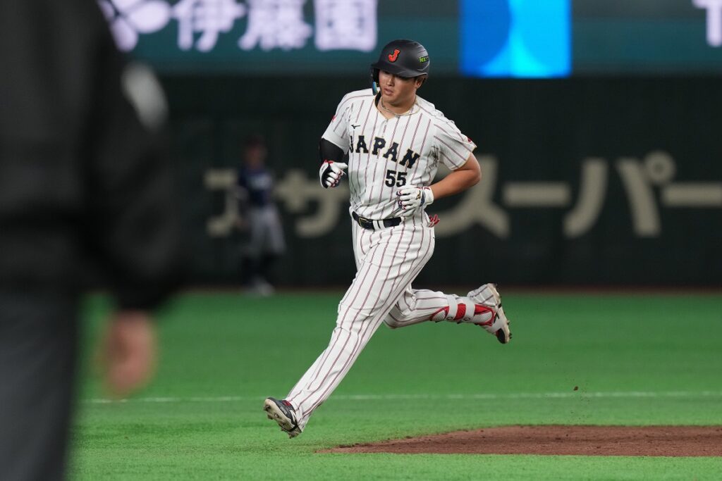 En la foto, Japón, a base de jonrones, coronó un octavo inning de nueve anotaciones