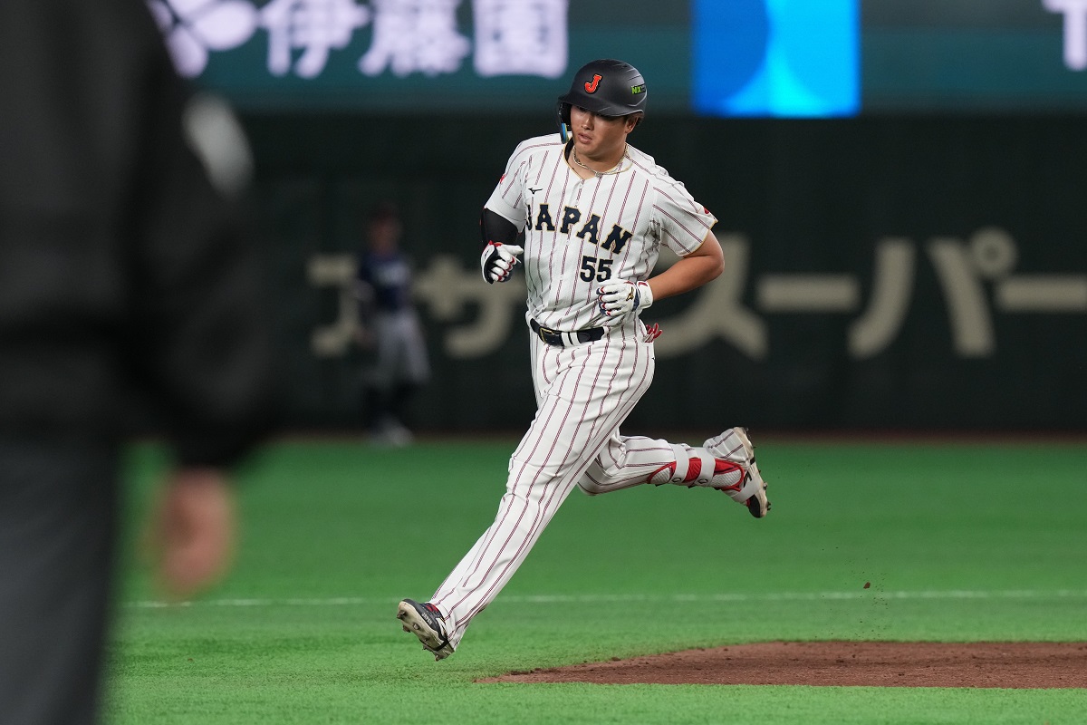 En la foto, Japón, a base de jonrones, coronó un octavo inning de nueve anotaciones