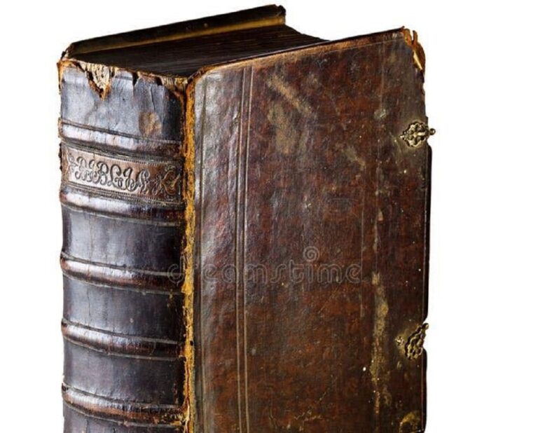 En la foto, una Biblia antigua